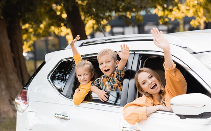Prueba de aventura: familia en el coche