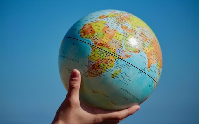 Verdadero Falso Test sobre Geografía Mundial: Una mano sosteniendo un globo terráqueo