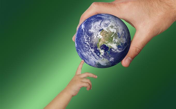 Verdadero Falso Test sobre Geografía Mundial: Ilustración de la mano de un niño tocando un globo terráqueo