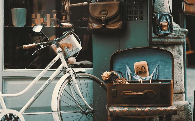 Test de memoria con imágenes de la calle: una maleta abierta y una bicicleta