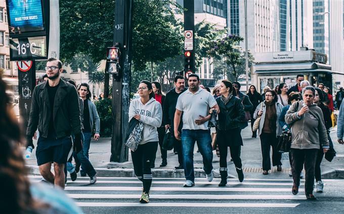 Test de memoria con imágenes de la calle: gente en un paso de peatones