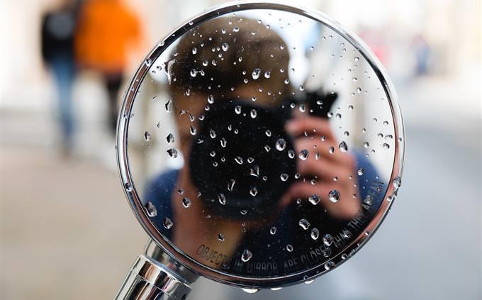 Test de memoria con imágenes callejeras: un fotógrafo reflejado a través de un espejo