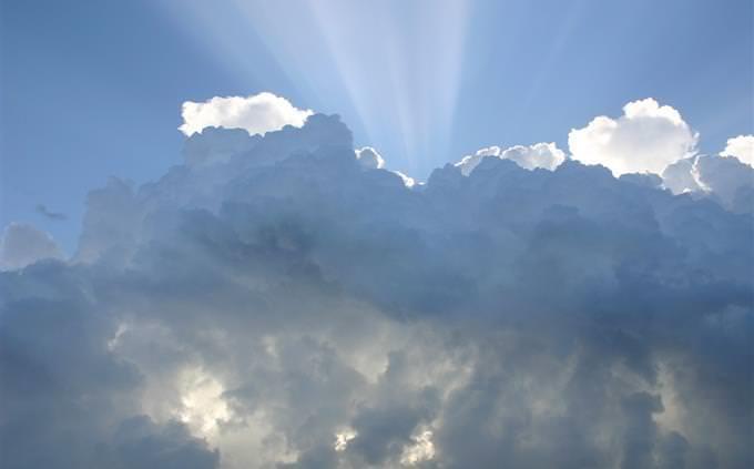 Test de memoria con imágenes callejeras: rayos de sol asomándose por detrás de las nubes