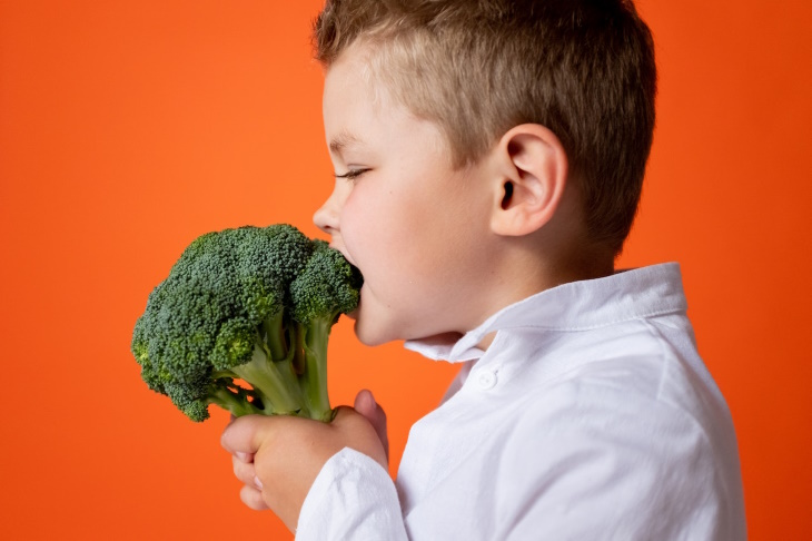 Hechos Fascinantes Sobre La Comida, niño comiendo brócoli