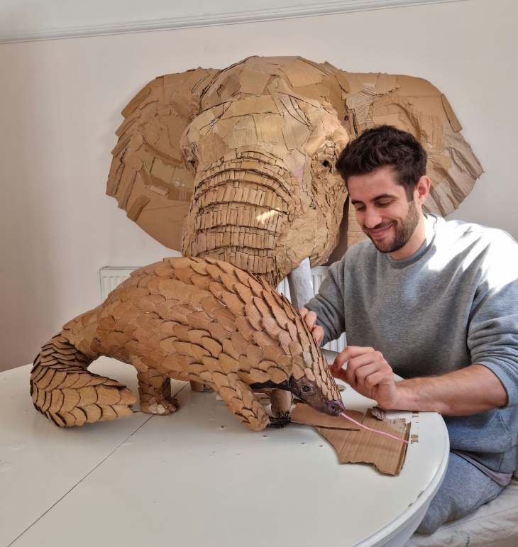 Esculturas De Animal De Josh Gluckstein, el artista terminando sus esculturas
