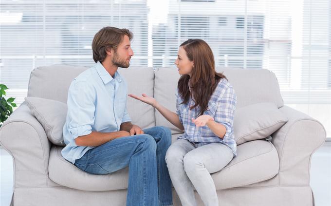 Test de relación tóxica: un hombre y una mujer hablan en un sofá