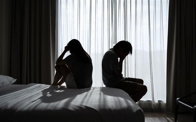 Prueba de relación tóxica: un hombre y una mujer en una cama de espaldas el uno al otro