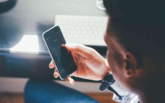 Test de relación tóxica: un hombre mira la pantalla de un teléfono
