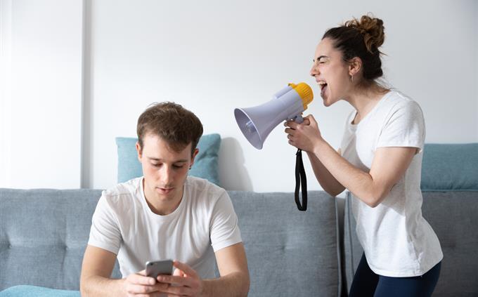 Test de relación tóxica: una mujer le grita a un hombre con un megáfono