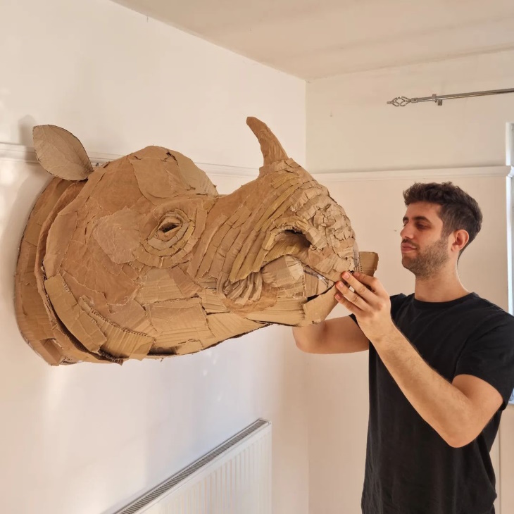 Esculturas De Animal De Josh Gluckstein, el artista terminando una escultura de rinoceronte