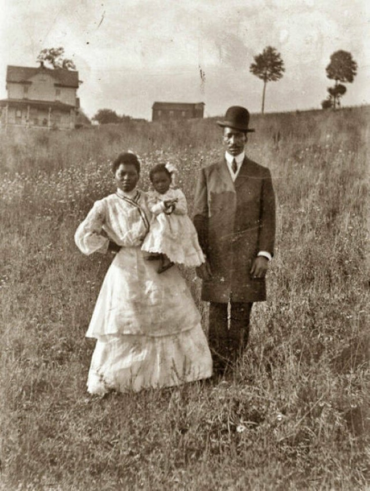 Fotos Históricas, "Familia de colonos (alrededor de 1880)"