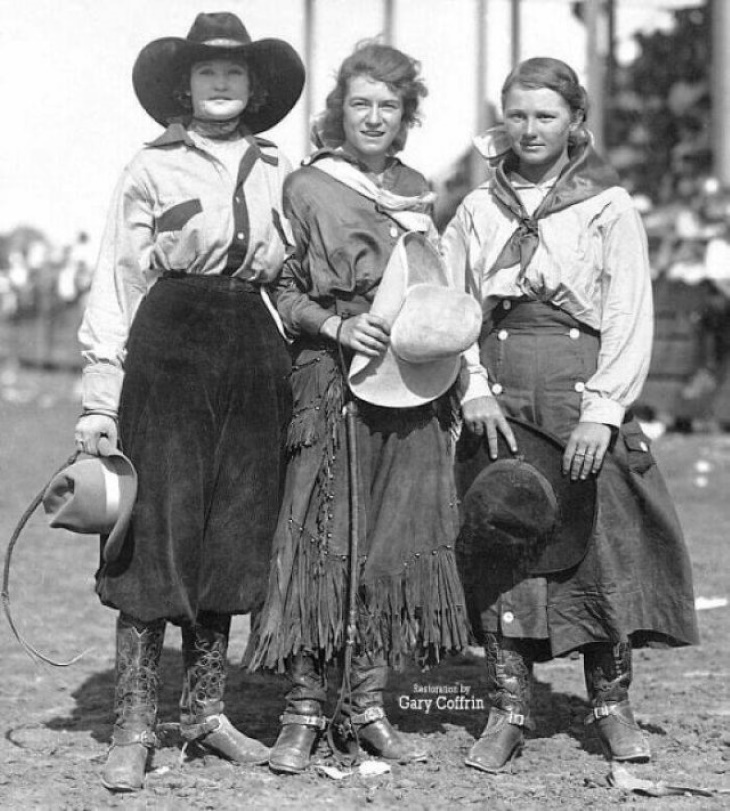 Fotos Históricas, "Tres vaqueras (Clyde Lindsay, Mildred Douglas y Ruby Dickey) en la redada de Miles City, Montana (1917)"