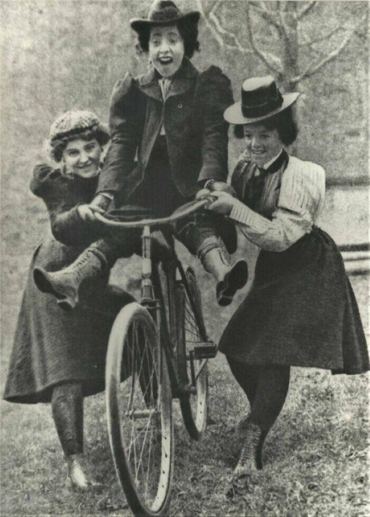 Fotos Históricas, "Aprendiendo a andar en bicicleta (alrededor de 1895)"