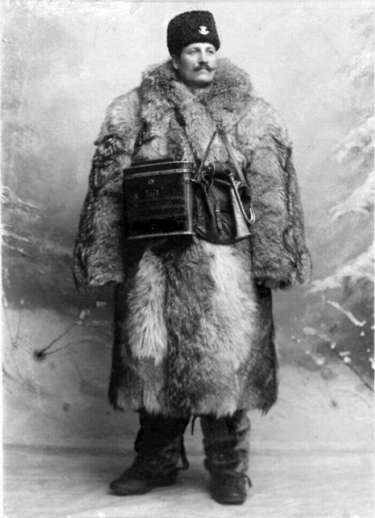 Fotos Históricas, "Cartero rural con uniforme de invierno en Suecia (1900)"