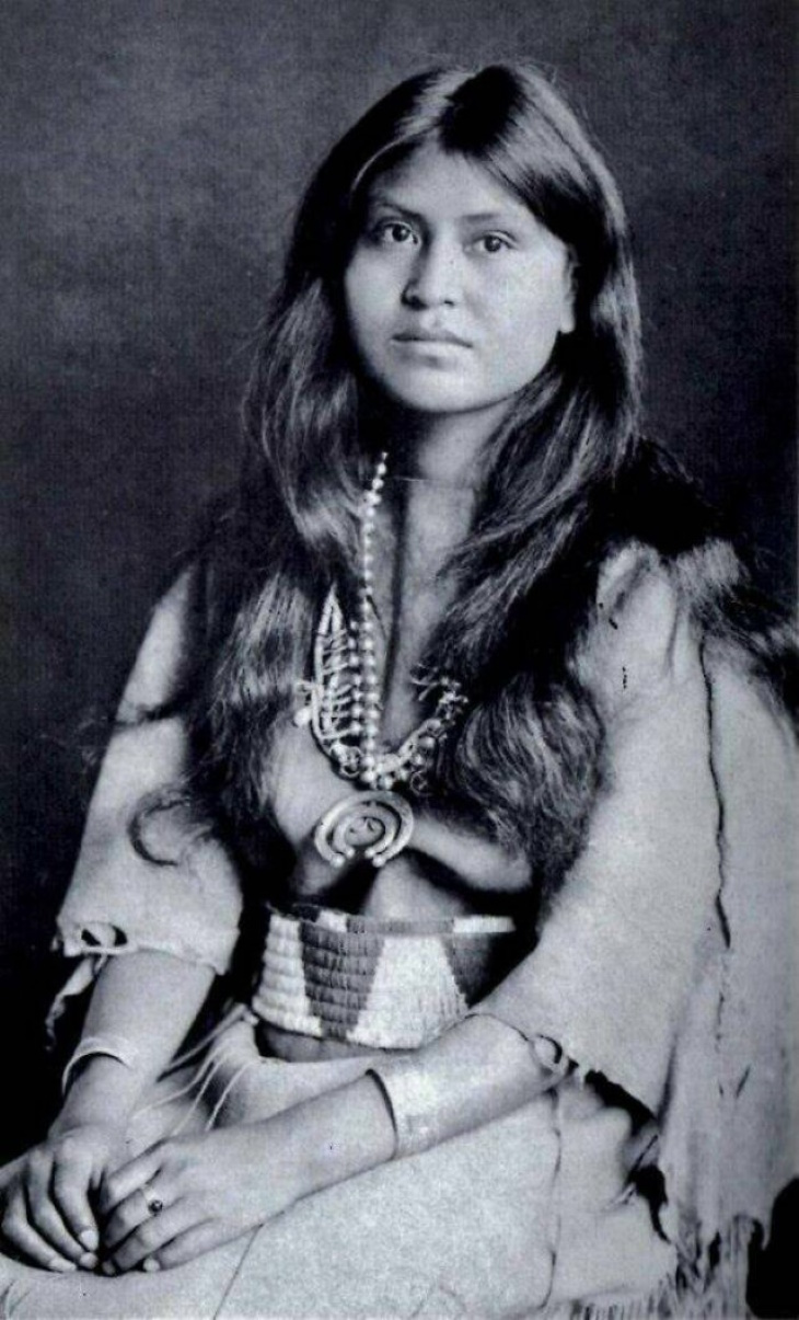 Fotos Históricas, "Loti-Kee-Yah-Tede, la hija del jefe, Laguna Pueblo, Nuevo México".