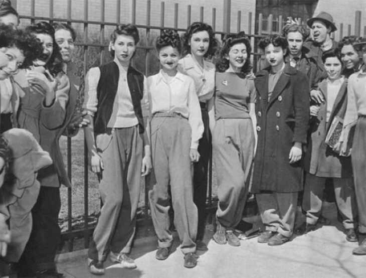 Fotos Históricas, "Protesta contra el código de vestimenta de la escuela preparatoria que prohibía los pantalones para las mujeres, Brooklyn (alrededor de 1940)"