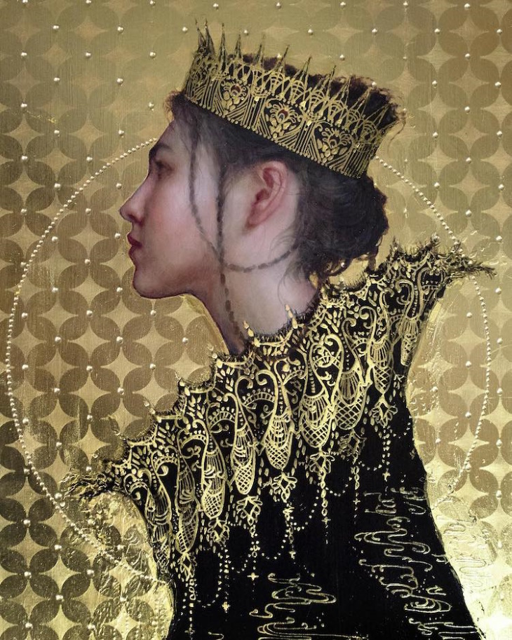 Retratos En Oro De Stephanie Rew, mujer con vestido y corona doradas