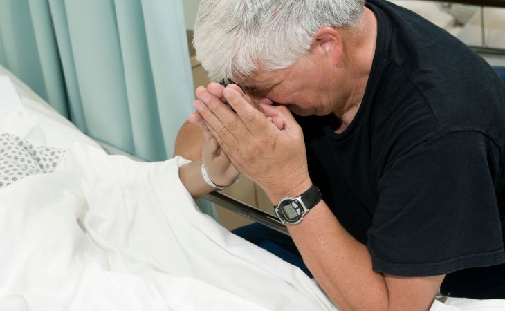 Una Reflexión De Agradecimiento, hombre sostiene la mano de un familiar en el hospital