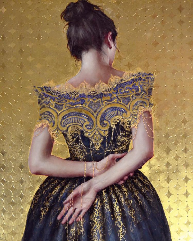 Retratos En Oro De Stephanie Rew, mujer con vestido azul con dorado