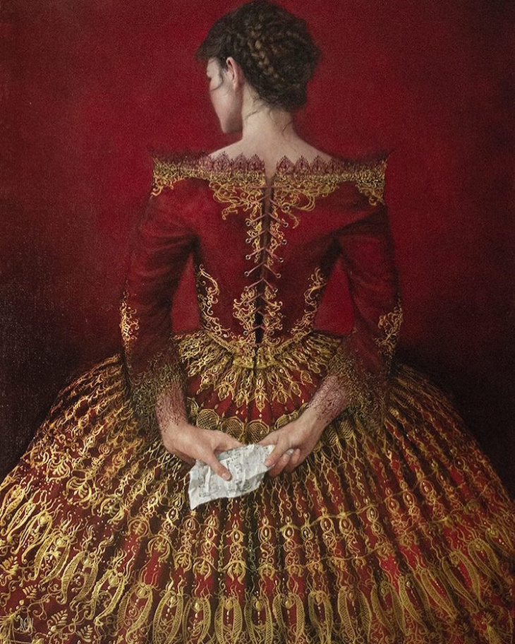 Retratos En Oro De Stephanie Rew, mujer con vestido tinto y dorado