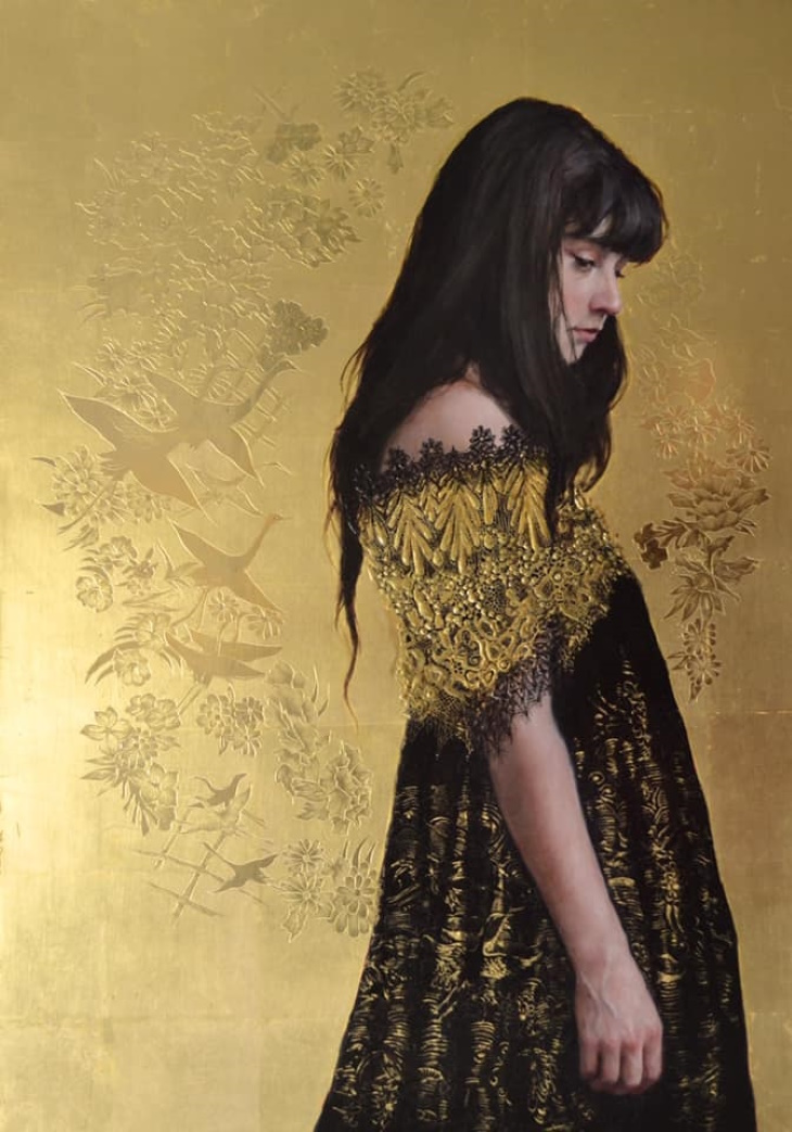 Retratos En Oro De Stephanie Rew, mujer con vestido a hombros caídos 