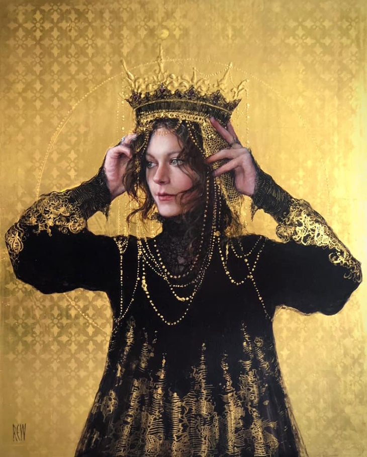 Retratos En Oro De Stephanie Rew, mujer con corona dorada