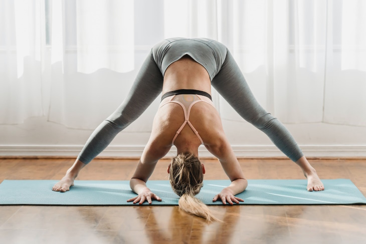 Posturas De Yoga Para El Cabello, mujer haciendo yoga