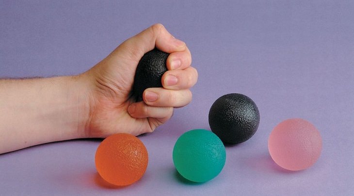 Ejercicios Para Mejorar El Flujo Sanguíneo, presionar pelotas con las manos