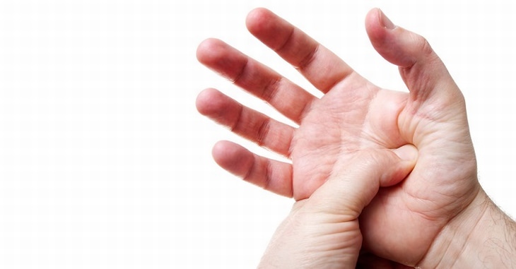 Ejercicios Para Mejorar El Flujo Sanguíneo, presionando la mano