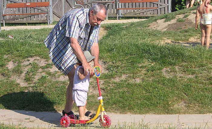 Beneficios De Pasar Tiempo Con Tus Nietos, abuelo jugando con su nieto