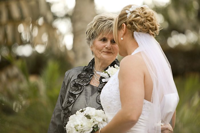 Beneficios De Pasar Tiempo Con Tus Nietos, abuela en la boda de su nieta