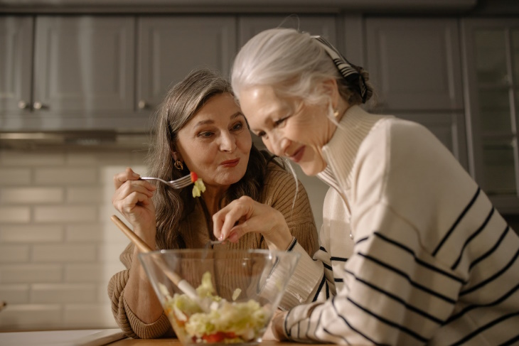 Adultos Mayores y TDAH, mujeres adultas mayores comiendo ensalada
