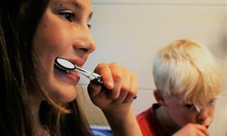 Lo que la rutina matutina revela sobre la personalidad: los niños se cepillan los dientes