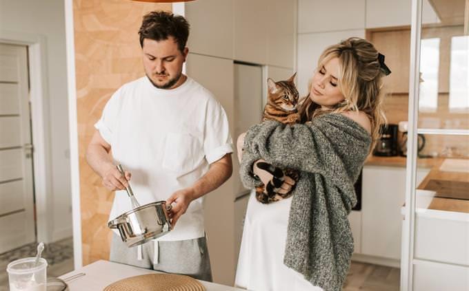 Lo que la rutina matutina revela sobre la personalidad: Una pareja prepara la comida
