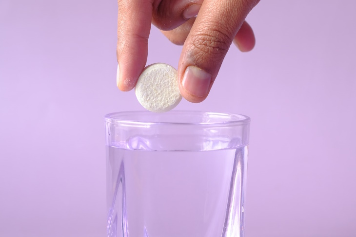IUsos Del Alka Seltzer, tableta en un vaso de agua