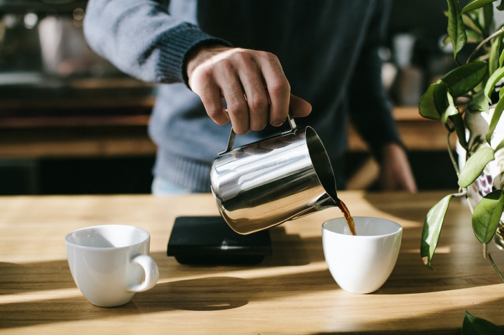 Añadir Leche Al Café Tiene Efectos Antiinflamatorios, un hombre sirviendo café