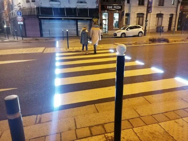 Diseños Urbanos, Las luces de algunos pasos de peatones en Francia se encienden cuando se detecta una persona para avisar a los conductores