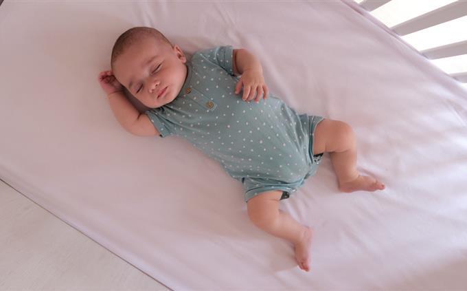 Lo que sus hábitos de sueño revelan sobre su futuro: un bebé dormido
