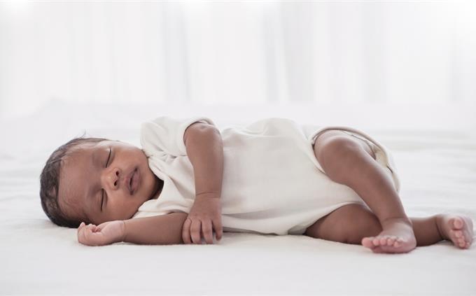 Lo que sus hábitos de sueño revelan sobre su futuro: un bebé dormido