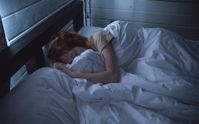Lo que tus hábitos de sueño revelan sobre tu futuro: una mujer en una cama desordenada