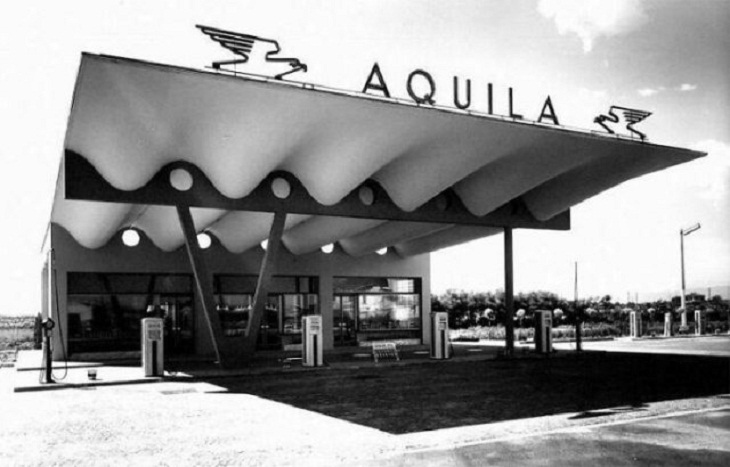 Estación de Servicio Aquila, Sesto San Giovanni, Italia. Arquitecto: Aldo Favini