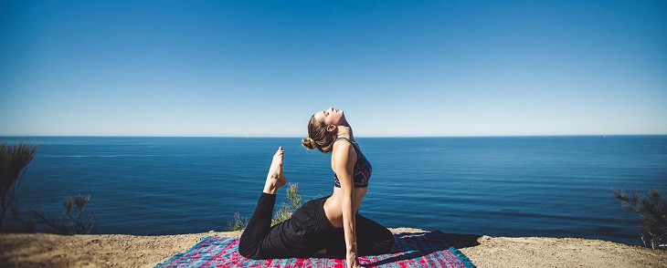 Cosas Que Suceden Cuando Dejas Los Endulcorantes, mujer practicando yoga