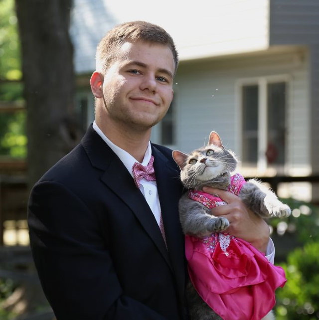 La Mirada Amorosa De Las Mascotas a Sus Dueños, foto de graduación con su gatita