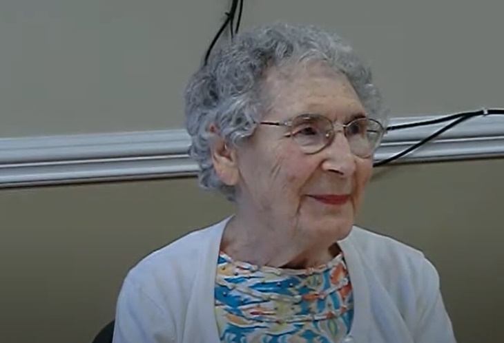 Sabiduría De Dos Hermanas Centenarias, Shirley Hodes leyendo poesía en 2018 