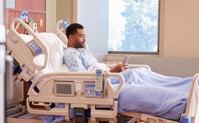 Eres empático o simpático: un hombre en una cama de hospital