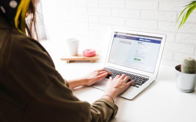 Eres empático o simpático: Mujer frente a la computadora con Facebook