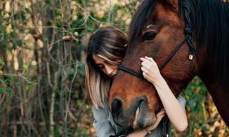 Eres empático o simpático: caballo y mujer