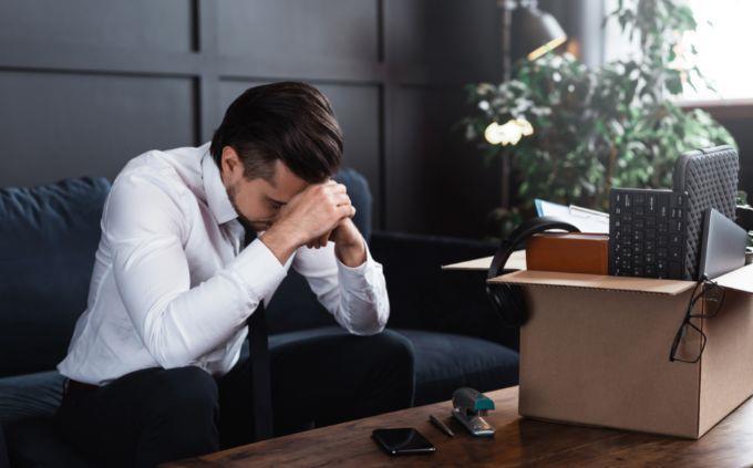 Eres empático o simpático: Un hombre que es despedido de su trabajo