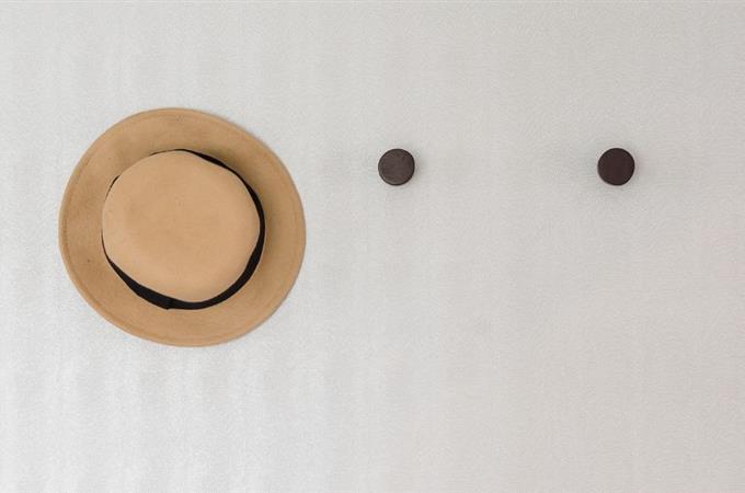 Prueba de memoria de obras de arte: un sombrero colgado en una pared