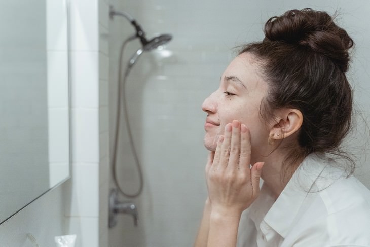 Cómo Reducir La Hinchazón De La Cara, mujer lavándose la cara